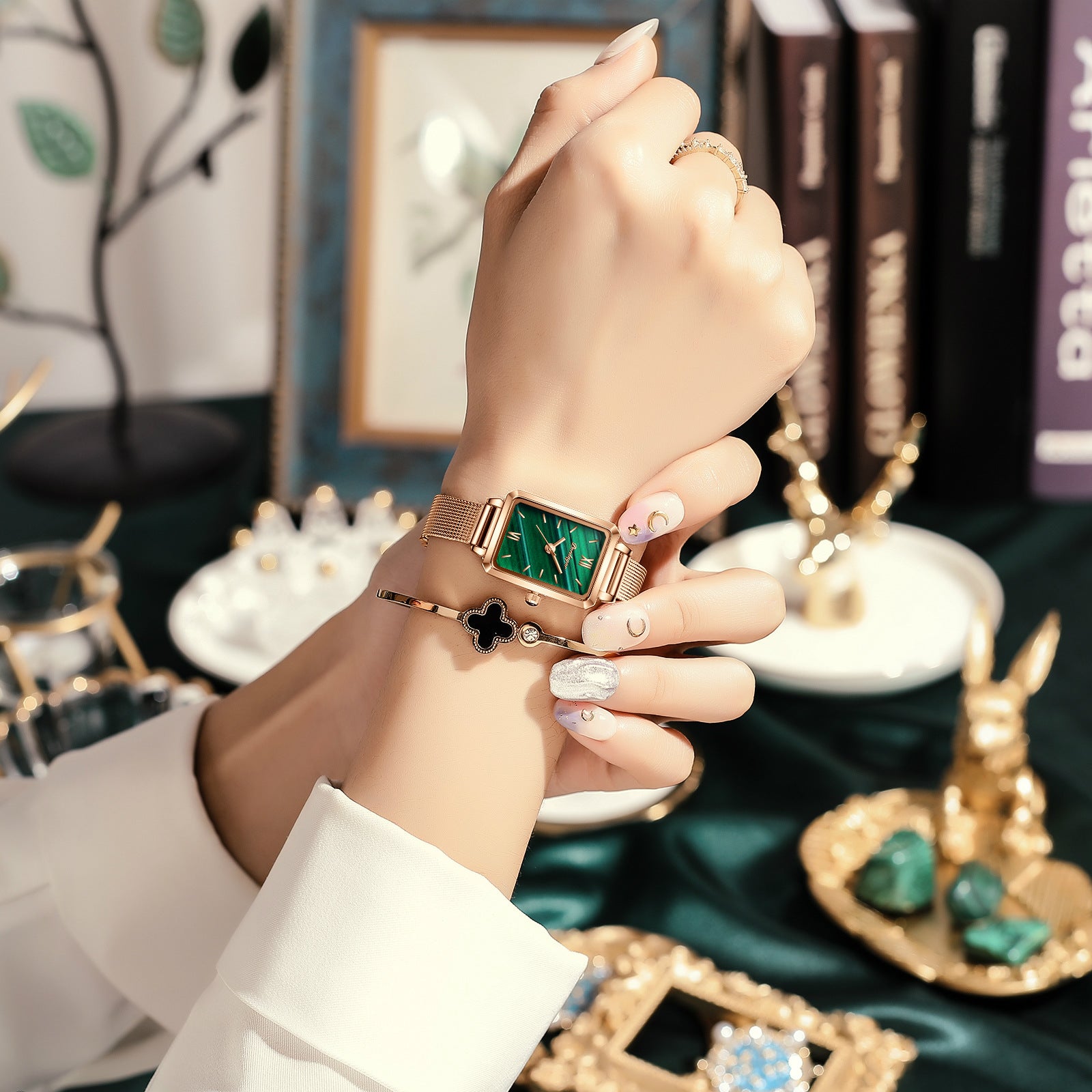 Slim Fit Luxurious Wristwatch